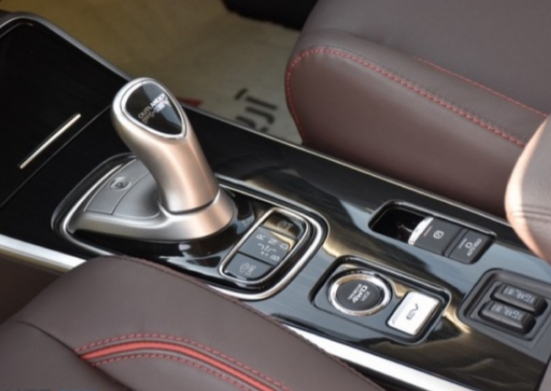 تعمیر گیربکس اتوماتیک میتسوبیشی اوتلندر هیبریدی PHEV در تعمیرگاه ایران اروپا 