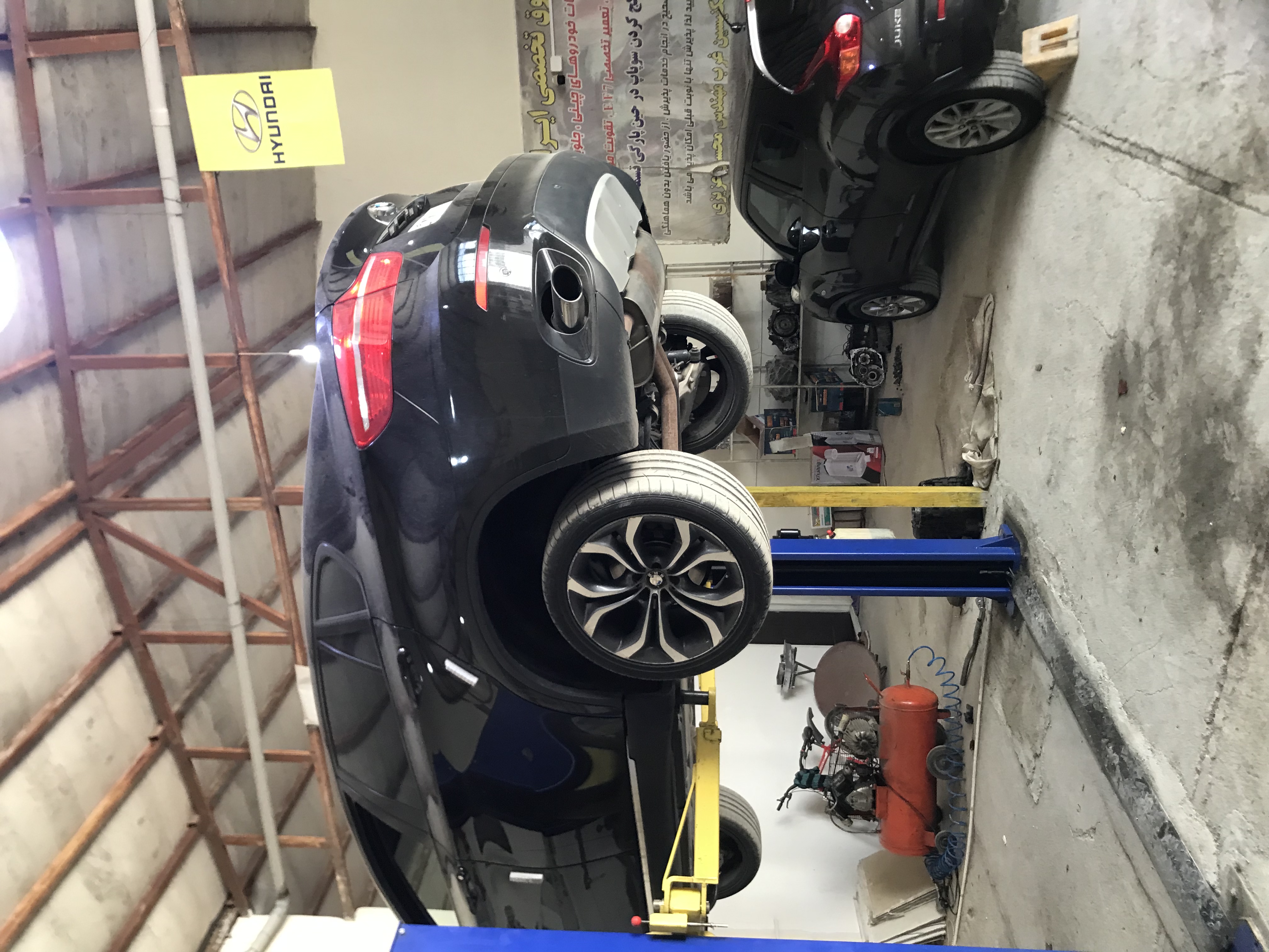 تعمیر گیربکس های انوماتیک BMW X6 که از دزفول منطقه آزاد اروند به کرمانشاه فقط جهت تعمیر گیربکس مراجعه نموده بود و ما توانستیم با افتخار و سر بلندی ماشین را با گارانتی با افتخار مربوط به شرکت انجام داده و با خوشحالی و رضایت به مالک آن تحویل بدهیم خداوند متعال را شاکر هستیم بابت این خدمت که توانستیم به مردم عزیزمون انجام دهیم به امید اینکه شما عزیزان مارو به دوستانتان معرفی کنید تا اینکه بتوانیم خدمت رسانی بیشتری به شما عزیزان و همراهان کنیم تا بلکه شماهم بتوانید از اینکه خدمتی به دوستانتان کردید سربلندتان کنیم 