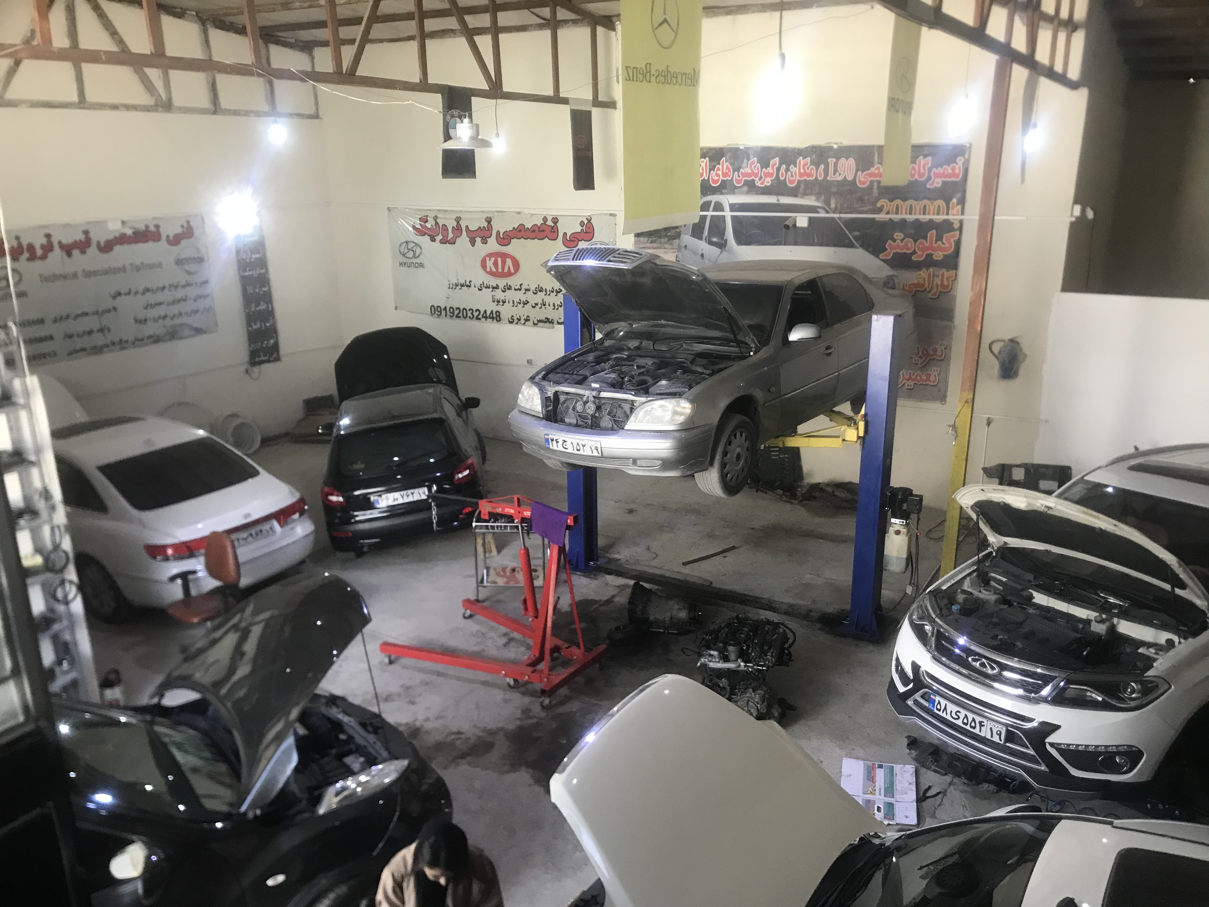تعمیر گیربکس های انوماتیک BMW X6 که از دزفول منطقه آزاد اروند به کرمانشاه فقط جهت تعمیر گیربکس مراجعه نموده بود و ما توانستیم با افتخار و سر بلندی ماشین را با گارانتی با افتخار مربوط به شرکت انجام داده و با خوشحالی و رضایت به مالک آن تحویل بدهیم خداوند متعال را شاکر هستیم بابت این خدمت که توانستیم به مردم عزیزمون انجام دهیم به امید اینکه شما عزیزان مارو به دوستانتان معرفی کنید تا اینکه بتوانیم خدمت رسانی بیشتری به شما عزیزان و همراهان کنیم تا بلکه شماهم بتوانید از اینکه خدمتی به دوستانتان کردید سربلندتان کنیم 